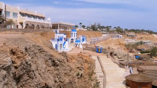 Vista panorámica de edificios y casas en las montañas del desierto en el fondo en Egipto . — Vídeo de stock