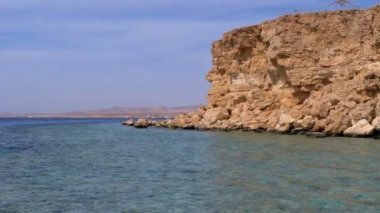 Mercan Resifi yakınlarındaki Kızıldeniz'deki Rocky Plajı. Mısır. Kızıldeniz Kıyısında tatil köyü.