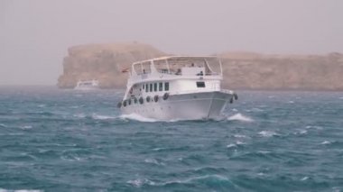 Turistler ile Pleasure Boat Kayalar arka planda Fırtınalı Denizi'nde Yelken. Mısır