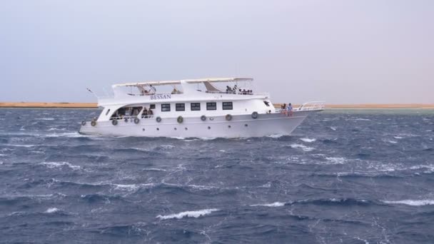 Barco de placer con los turistas está navegando en el mar de tormenta. Egipto, Sharm El Sheikh — Vídeos de Stock