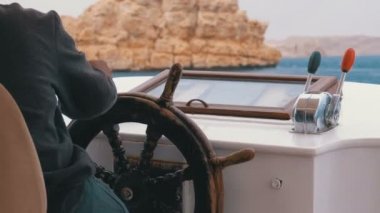 Kaptan Kayalar yakınındaki Deniz Fırtınası'nda Turist Yatı Kontrol Eder. Bir zevk tekne direksiyonu.