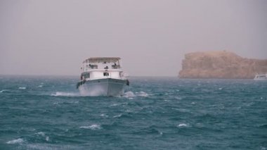 Turistler ile Pleasure Boat Kayalar arka planda Fırtına Denizi'nde Yelken olduğunu. Mısır