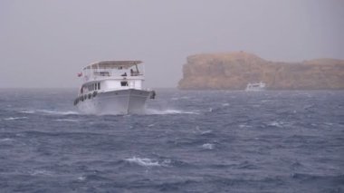 Turistler ile Pleasure Boat Kayalar arka planda Fırtına Denizi'nde Yelken olduğunu. Mısır
