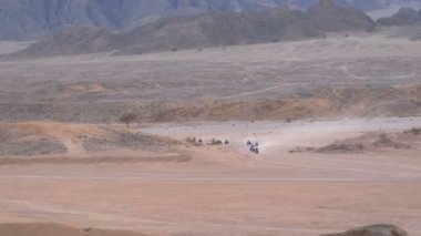 Dağların arka planında Mısır'da Çöl üzerinden bir Quad Bike Rides Sütun. Sürüş Avs.