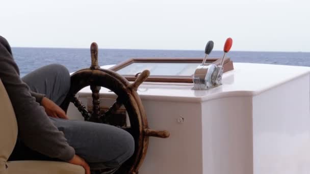 Kapitány a kormánykerék egy sétahajó. Kapitány ellenőrzi a tengeri jacht — Stock videók