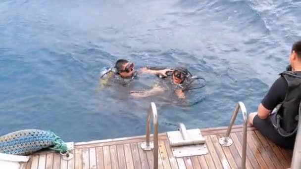 Mergulho. Turista com um instrutor no mar vermelho estão se preparando para um mergulho — Vídeo de Stock