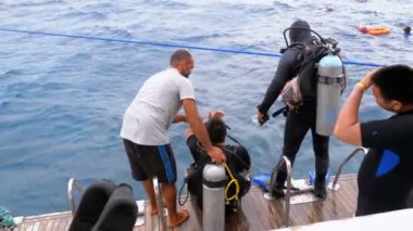 Scuba Dalgıçlar Kızıldeniz içine tekneden atlamak için hazırlanıyor