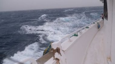 Kamera Denizde Bir Fırtına sırasında bir Tekne, Büyük Dalgalar ve Güçlü Rüzgar Aboard taşır