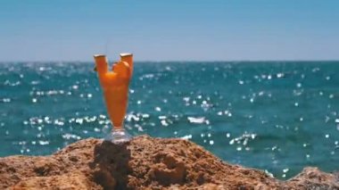 Mısır plajında Straw ile bir cam tropikal taze kokteyl Kızıldeniz arka planda bir kaya duruyor