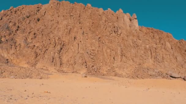 Пустыня в Египте. Панорамный вид на пустыню с горами и скалами в Египте — стоковое видео