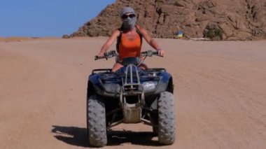 Dağların Arka Planda Mısır Çölü'nde Dört Bisiklet Rides Kız
