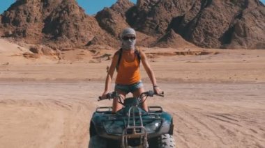 Dağların Arka Planda Mısır Çölü'nde Dört Bisiklet Rides Kız