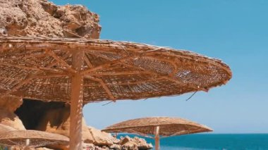 Kızıldeniz'de Mısır'da Kayalar ve Taşlar ile Bir Coral Beach Güneş Şemsiye