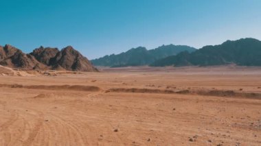 Mısır'da çöl. Mısır'da Dağlar ve Kayalar ile Çöl Panoramik görünümü
