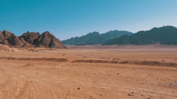 Poušť v Egyptě. Panoramatický pohled na poušť s horami a skalami v Egyptě — Stock video