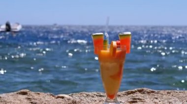 Mısır plajında Straw ile bir cam tropikal taze kokteyl Kızıldeniz arka planda bir kaya duruyor