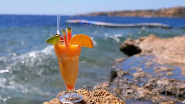 Exotischer Cocktail aus Glas steht am Riffstrand vor dem Hintergrund des roten Meeres. Ägypten. — Stockvideo