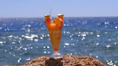 Mısır plajında Straw ile bir cam tropikal taze kokteyl Kızıldeniz arka planda bir kaya duruyor
