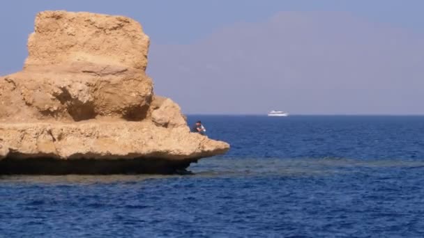 Rocky Beach na Rudém moři s Cliffem poblíž korálového útesu. Egypt. Letovisko na pobřeží Rudého moře. — Stock video