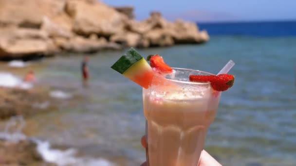 Tropischen frischen Saft in einem Glas mit Stroh am Strand von Ägypten — Stockvideo