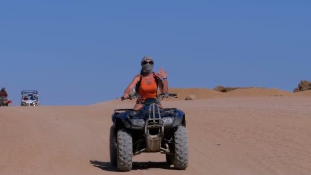 Ragazza su un giro in quad attraverso il deserto d'Egitto sullo sfondo delle montagne. Rallentatore — Video Stock