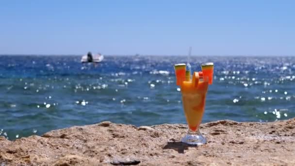 Exotisk cocktail i glas står på Reef Beach på bakgrunden av Röda havet. Egypten. — Stockvideo