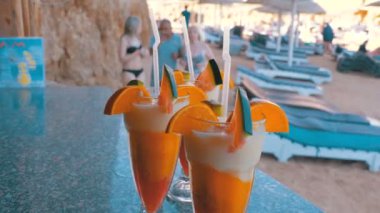 Beach Bar'da Straw ile Cam da Çeşitli Taze Egzotik Kokteyller veya Meyve Suları. Mısır, Kızıldeniz.