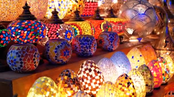 Традиционные разноцветные азиатские фонари ручной работы из цветного стекла на рынке — стоковое видео