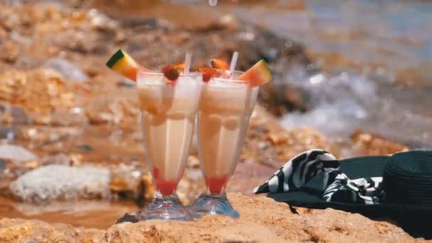 Tropical Fresh Juice, kapelusz i okulary na plaży Egiptu stoi na skale nad Morzem Czerwonym — Wideo stockowe