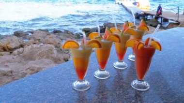 Beach Bar'da Straw ile Cam da Çeşitli Taze Egzotik Kokteyller veya Meyve Suları. Mısır, Kızıldeniz.