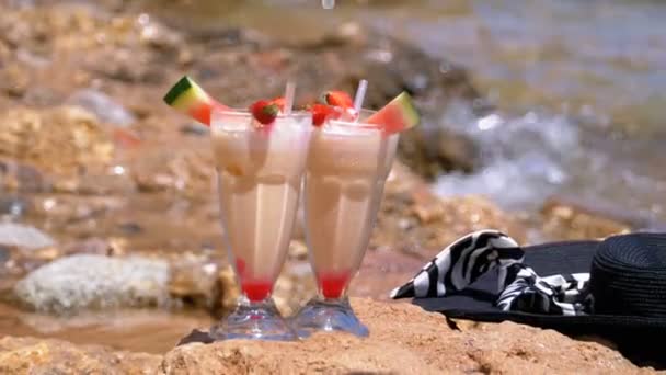 Tropical Fresh Juice, kapelusz i okulary na plaży Egiptu stoi na skale nad Morzem Czerwonym — Wideo stockowe