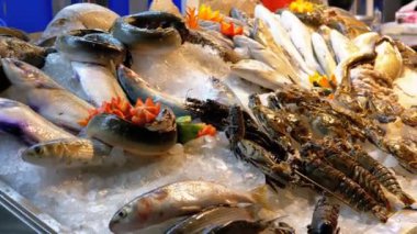 Taze deniz balığı, yengeç, çeşitli deniz ürünleri sokak mağaza Counter satılan