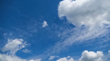 Bulutlar Mavi Gök 'te pürüzsüz hareket eder. Zaman Uygulaması