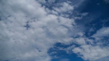 Bulutlar Mavi Gök 'te pürüzsüz hareket eder. Zaman Uygulaması