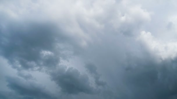 Nuvens se movem suavemente no céu azul. Prazo de validade — Vídeo de Stock