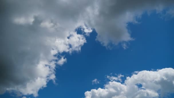 Nuvens se movem suavemente no céu azul. Prazo de validade — Vídeo de Stock