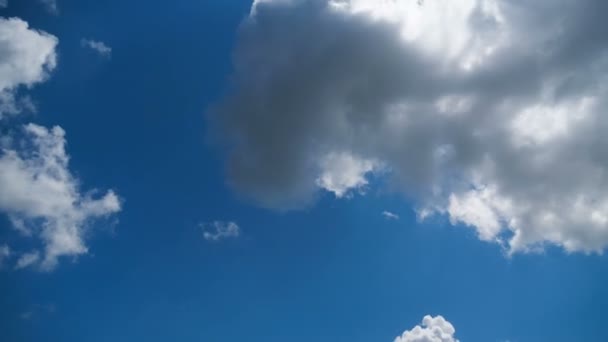 Nuages se déplacent en douceur dans le ciel bleu. Temps écoulé — Video