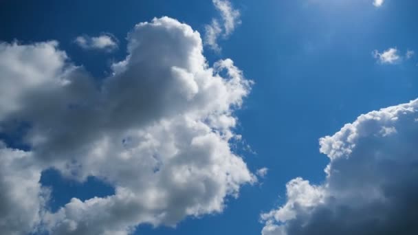 Wolken ziehen sanft in den blauen Himmel. Zeitraffer — Stockvideo