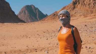 Mısır Çölü'nde Keffiyeh Kız.