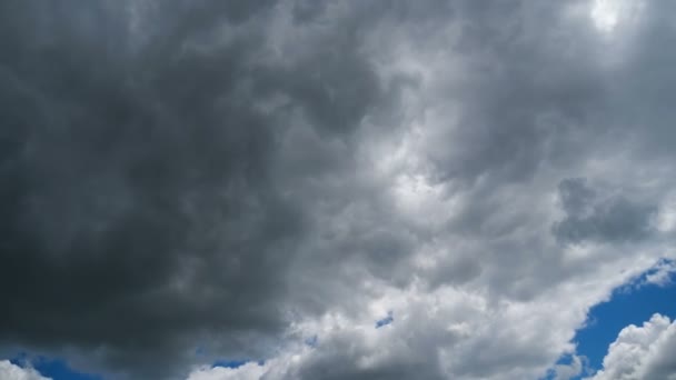 Wolken ziehen sanft in den blauen Himmel. Zeitraffer — Stockvideo