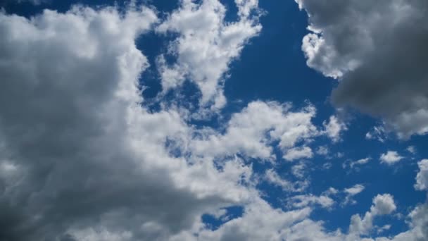 Nuages se déplacent en douceur dans le ciel bleu. Temps écoulé