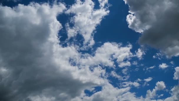 Clouds Move Smoothly in the Blue Sky. Timelapse — Stock Video