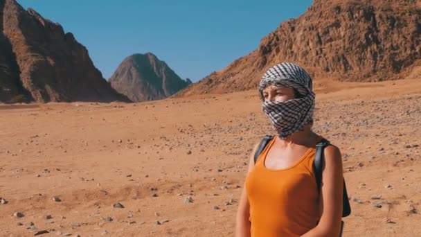 Fille dans le Keffiyeh dans le désert d'Egypte . — Video