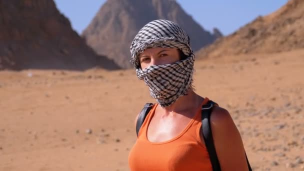 Frauen mit arabischer Kopfbedeckung in der Wüste Ägyptens. — Stockvideo