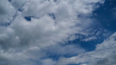 Bulutlar Mavi Gök 'te pürüzsüz hareket eder. Zaman Uygulaması