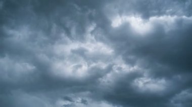 Bulutlar Mavi Gök 'te pürüzsüz hareket eder. Zaman Uygulaması