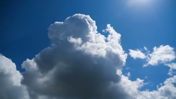 雲は青空の中でスムーズに移動します。タイムラプス — ストック動画