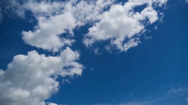 Nuvens se movem suavemente no céu azul. Prazo de validade — Vídeo de Stock