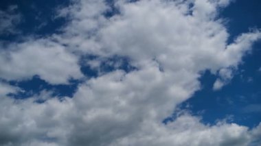 Bulutlar Mavi Gök 'te pürüzsüz hareket eder. Zaman Uygulaması