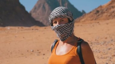 Mısır Çölü'nde Bir Arap Headdress Kadınlar.